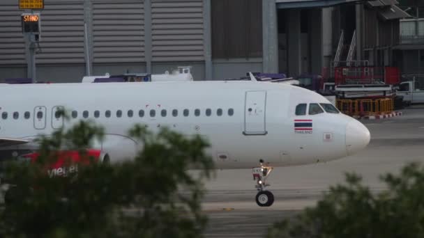Пасажирський літак рушає до терміналу. — стокове відео