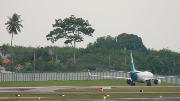 Silkair вилітає з аеропорту Phuket — стокове відео