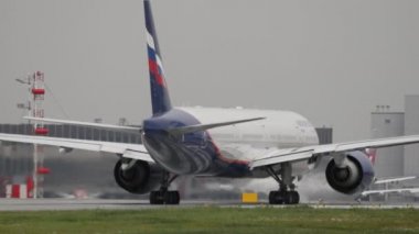 Yolcu Boeing 777 Aeroflot dönüyor.