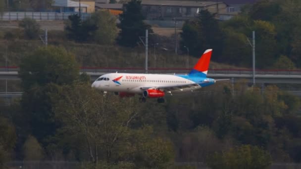 Aterrizaje del avión, vista lateral — Vídeo de stock