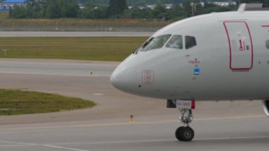 Rossiya 'nın Sukhoi Superjet' i taksi yolunda gidiyor.