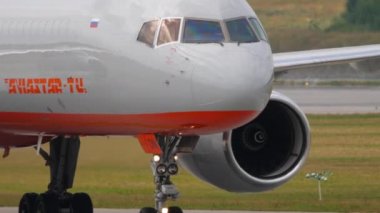 Boeing 757 Aviastar yakın plan.