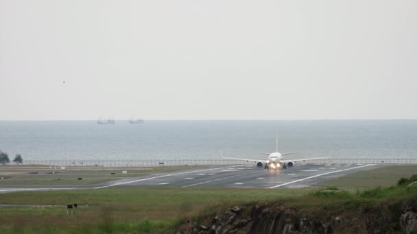 Repülőtéri kifutópálya a tenger hátterében — Stock videók