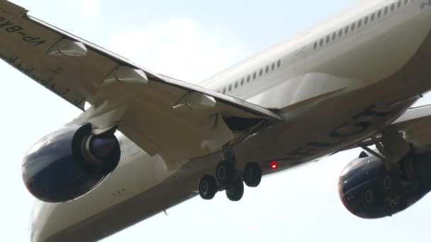 Airbus A350 Aeroflot iniş için tepemizde uçuyor. — Stok video
