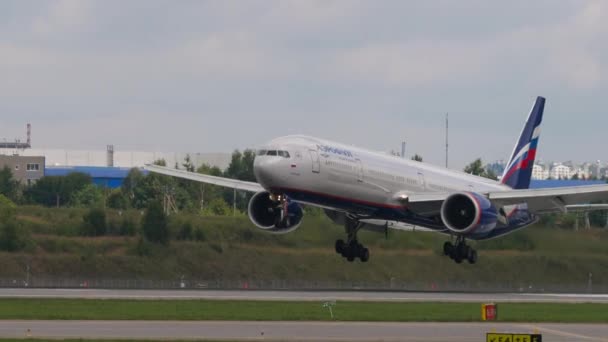 Boeing 777 de Aeroflot chegar — Vídeo de Stock