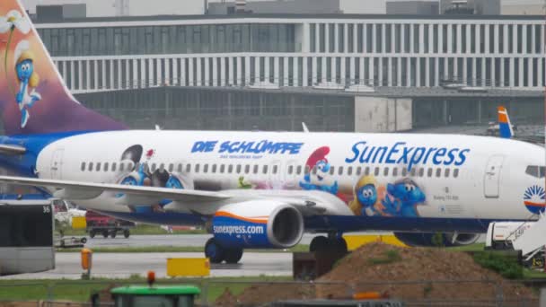 SunExpress Boeing 737 -Die Schlumpfe- — Stockvideo