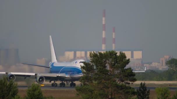 Widok z przodu, Boeing 747 na pasie startowym — Wideo stockowe