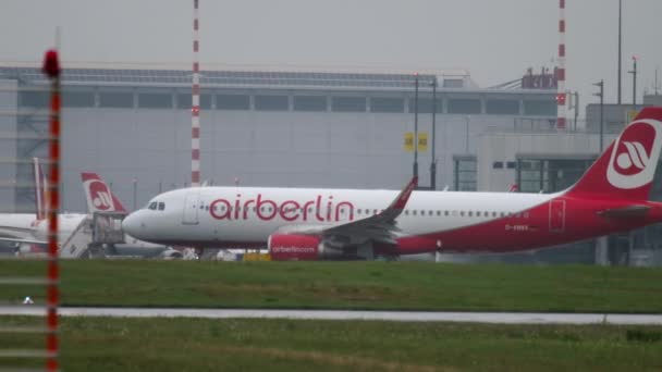 Avión de AirBerlin taxiing — Vídeo de stock
