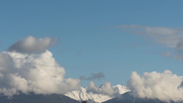 Gyönyörű fehér felhők kavarognak, az idő múlásával — Stock videók