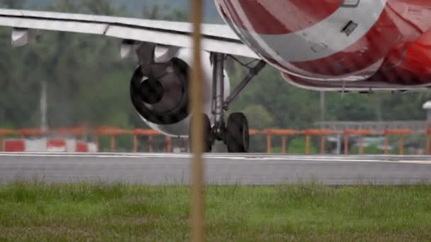 Flugzeugfahrwerk aus nächster Nähe — Stockvideo