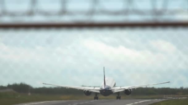 Самолет медленно взлетает, вид сзади — стоковое видео