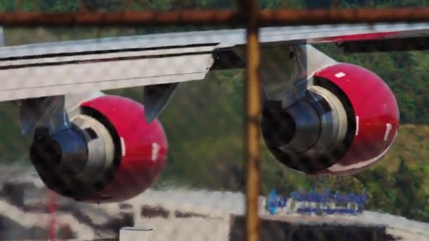 Vleugelvliegtuigen met vier motoren — Stockvideo