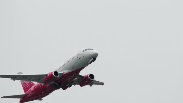 Sukhoi Superjet av Rossiya lyfter — Stockvideo