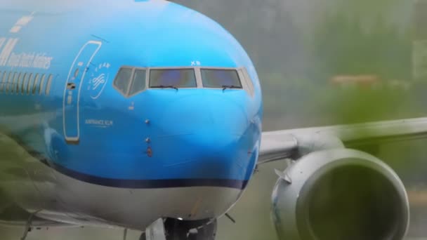 Крупный план, вид спереди на самолет KLM — стоковое видео