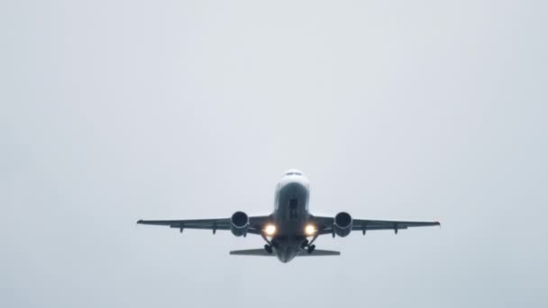 Avião suspenso no céu — Vídeo de Stock