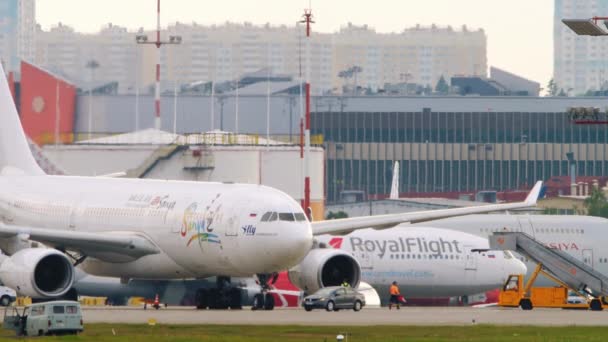 Mantenimiento del avión antes del despegue — Vídeo de stock