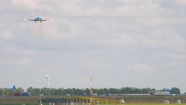 Avión vuela sobre una ciudad concurrida — Vídeo de stock