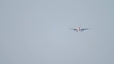 Gökyüzünde bir uçak