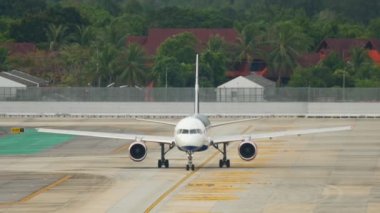 Ön manzara, havaalanındaki uçak.