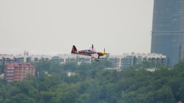 Avion sportif dans le ciel, cascades — Video