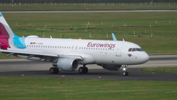 Flygplan Eurowings på startbanan — Stockvideo