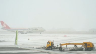Cargolux Boeing 747, kış havaalanında.