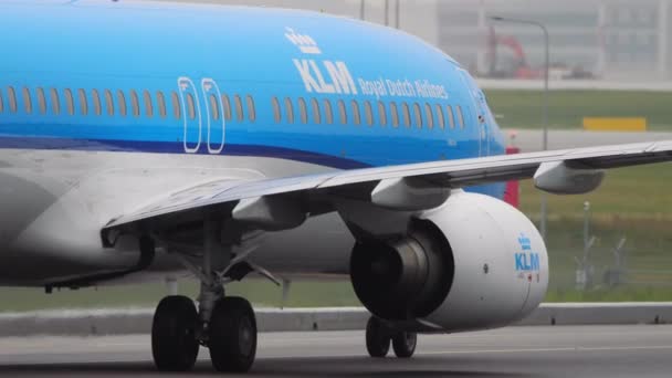 Nahaufnahme des Rollens eines KLM-Flugzeugs — Stockvideo