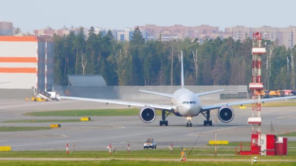 Boeing 777 Aeroflot taxiing — Stock Video