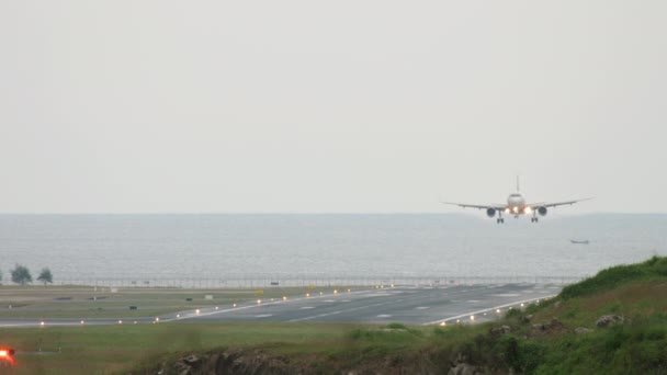 Landning av flygplan, bakgrund till sjöss — Stockvideo
