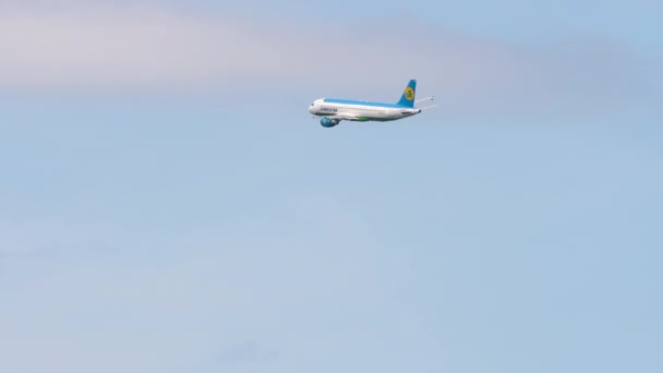 Uzbekistan Airlines vola per l'atterraggio — Video Stock