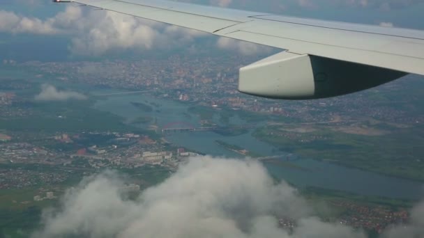 Volando sobre la ciudad — Vídeo de stock