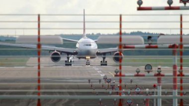Hava Berlin uçağı Düsseldorf 'ta taksicilik yapıyor.