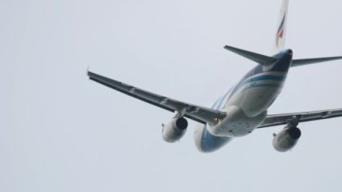 Bangkok Havayolları tepemizde uçuyor.