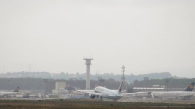 Air Canada havalanıyor.