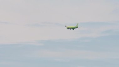 Yolcu uçağı inişe geçiyor.