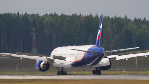 İnişten sonra Aeroflot fren yapıyor. — Stok video