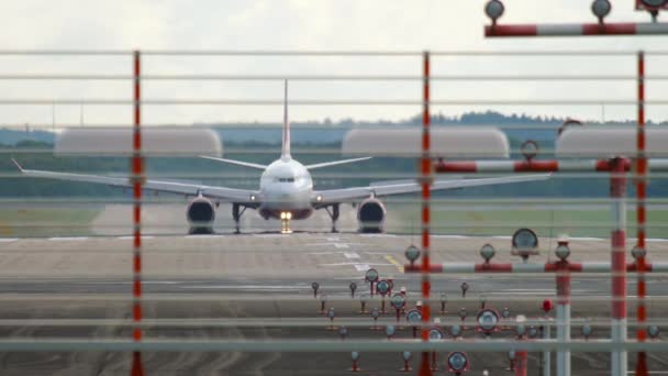 Торможение самолета, вид спереди — стоковое видео
