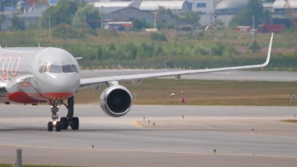 Avion Aviastar sur la voie de circulation — Video