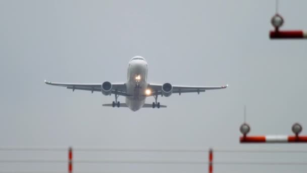 L'avion rétracte le train d'atterrissage après le décollage — Video