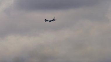 Düşük ihtimal, bulutlu gökyüzünde bir uçak