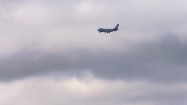 Bulutlu gökyüzünde büyük bir kargo uçağı