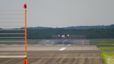 Turboprop uçağı iniyor