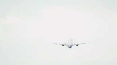 Uçak siluet alarak