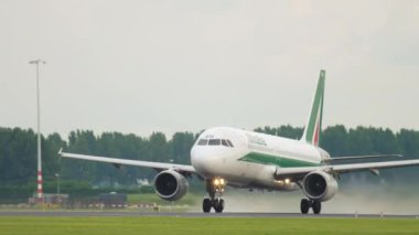 Kalkan bir uçağın yakın çekimi.