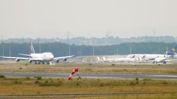 Boeing a due piani sul campo d'aviazione, tiro a segno — Video Stock