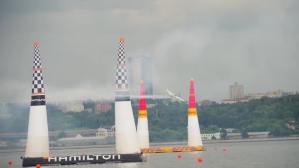 Σπορ αεροπλάνο πετά μέσα από την πύλη του αέρα — Αρχείο Βίντεο
