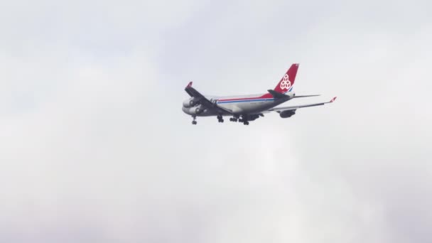 Cargolux letí na pevninu. — Stock video