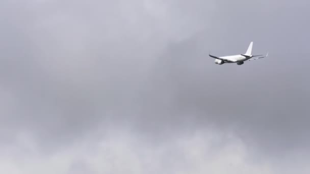 Авиалайнер летит высоко в небе — стоковое видео