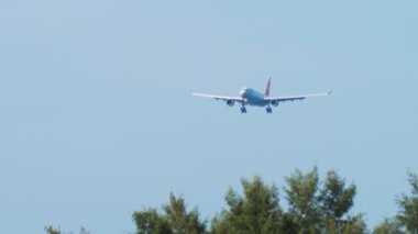 Düşük ihtimal, mavi gökyüzünde bir uçak