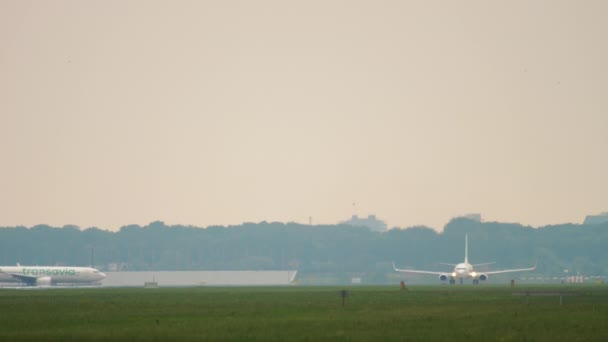 L'avion prend de la vitesse avant le départ — Video